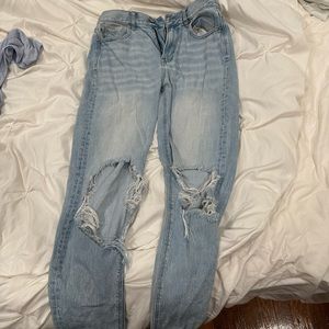 American Eagle ripped light wash Mom jeans